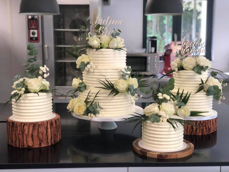 naked cake fleuris blancs