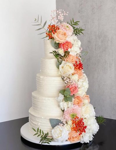 Wedding cake cascade pastel