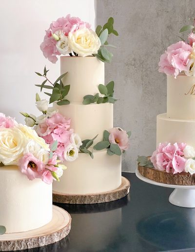 wedding cake rose et blanc